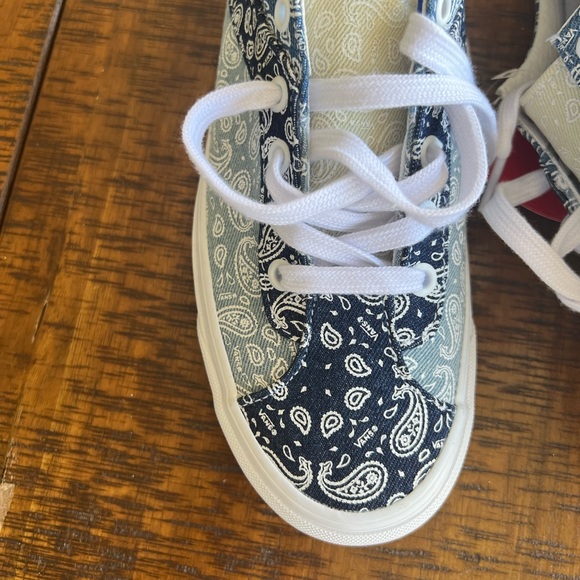 ✨SALE✨ EUC Vans Bandana print sneakers ✨SALE✨ - Picture 6 of 9